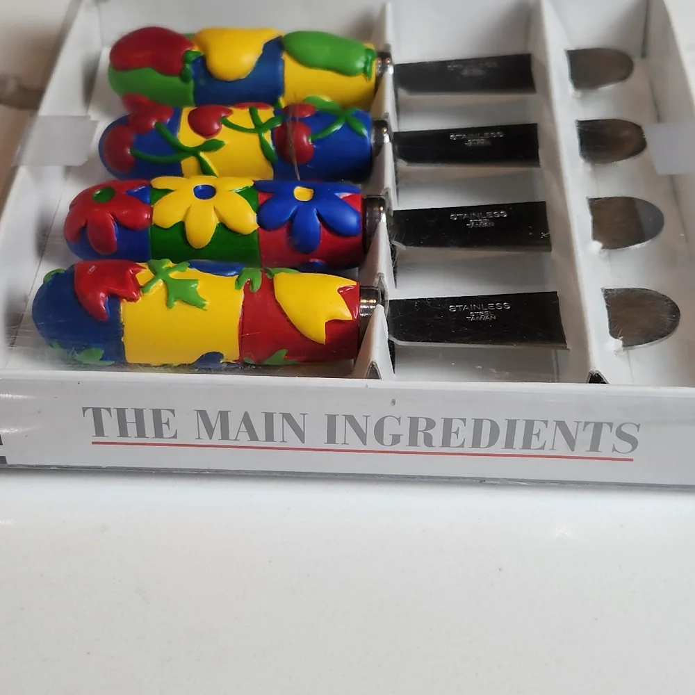 VINTAGE NEW SET OF FOUR SPREADERS FLORAL & VEGETABLES THEME